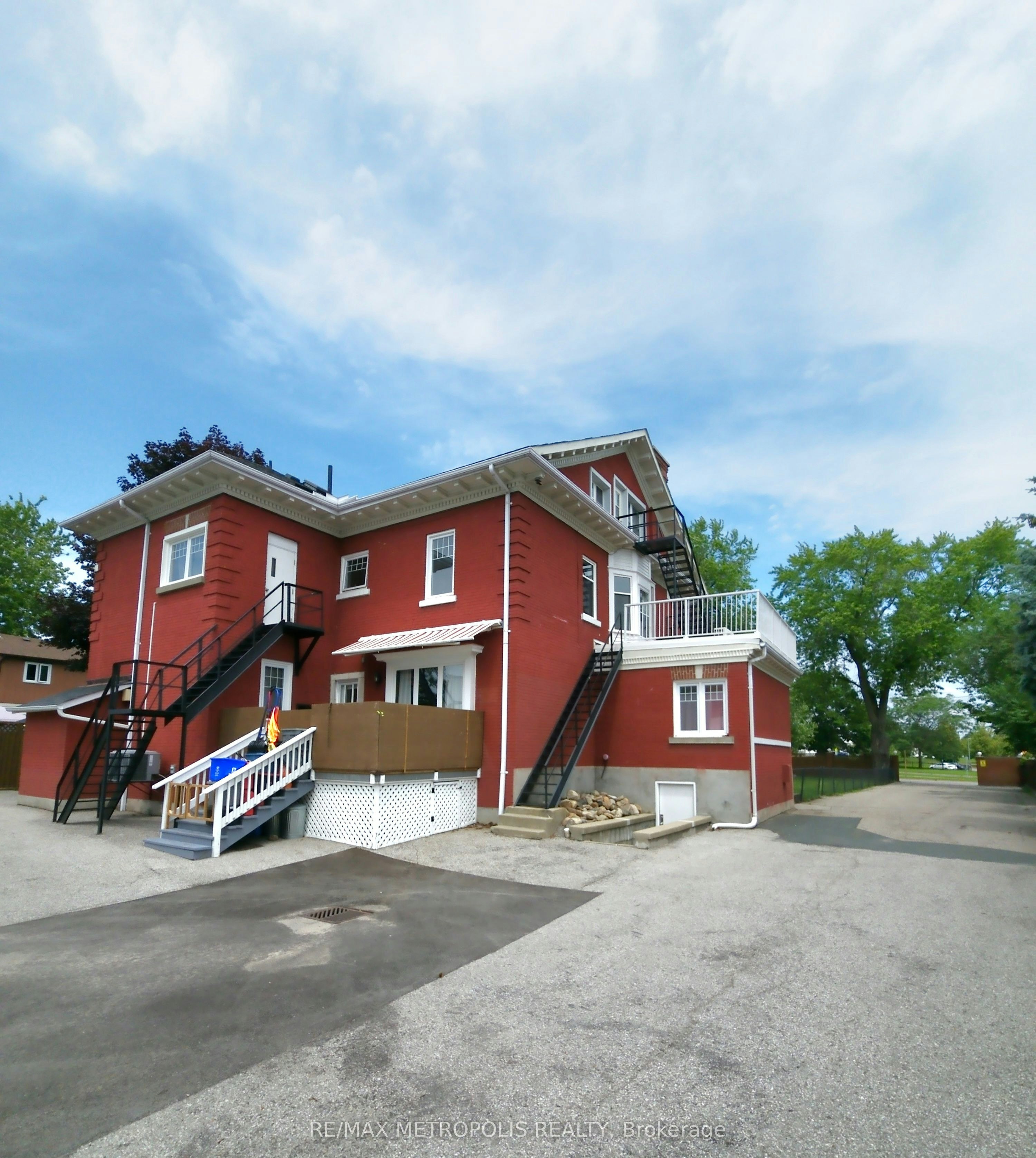 Upper #2-1110 Simcoe Street S, Oshawa, ON, L1H 4L8
