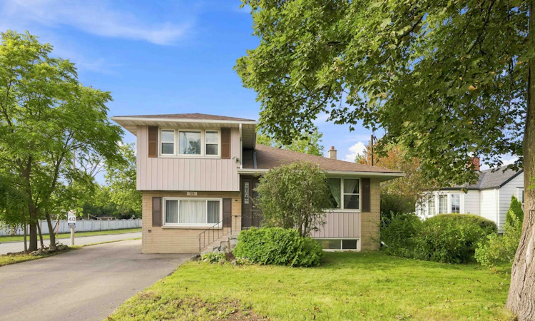 118 Rossland Road W