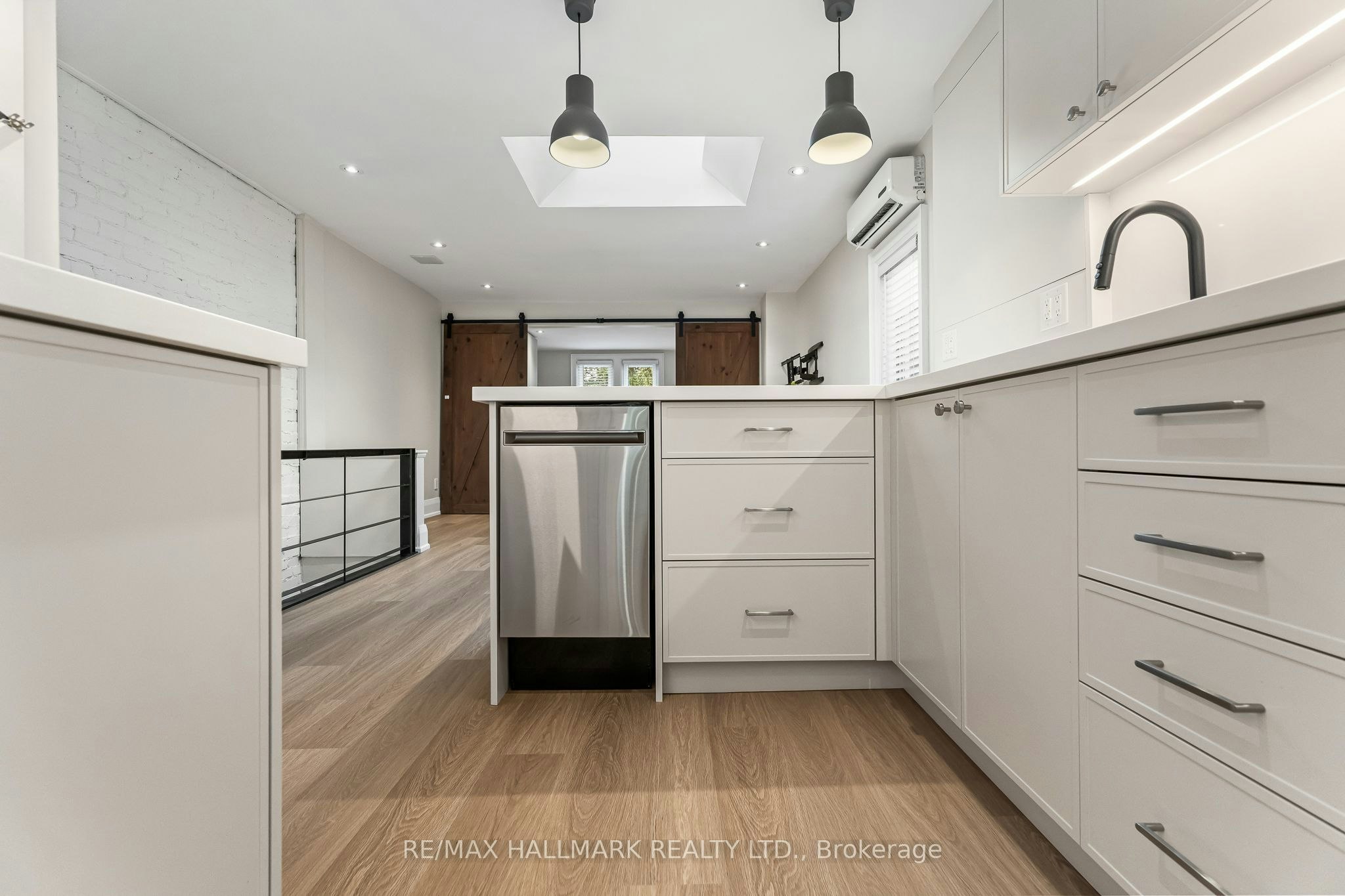 Upper-229 Kingston Road, Toronto, ON, M4L 1T5 - 8