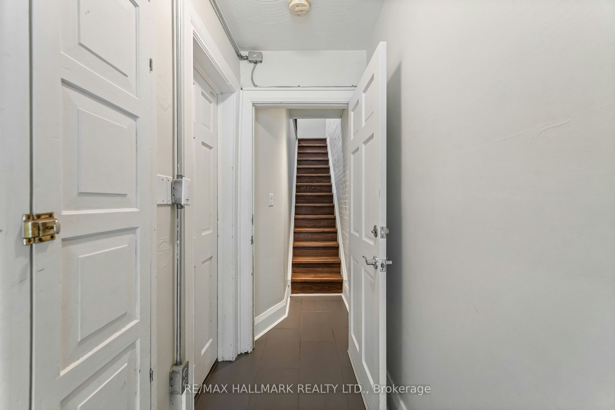 Upper-229 Kingston Road, Toronto, ON, M4L 1T5 - 27