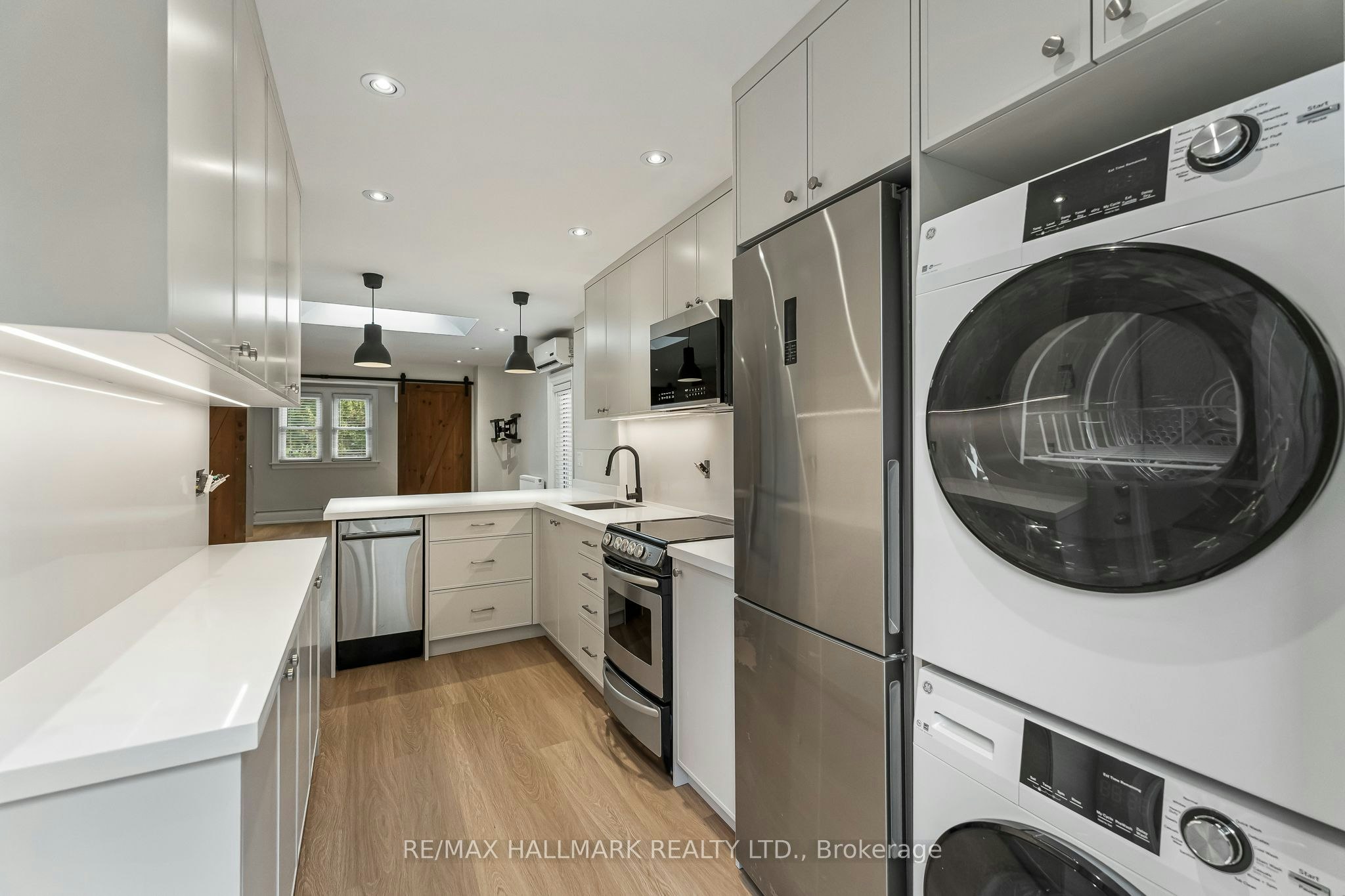 Upper-229 Kingston Road, Toronto, ON, M4L 1T5 - 7