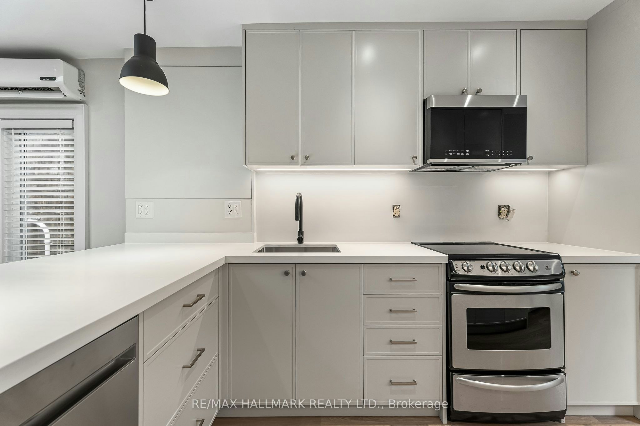 Upper-229 Kingston Road, Toronto, ON, M4L 1T5 - 4