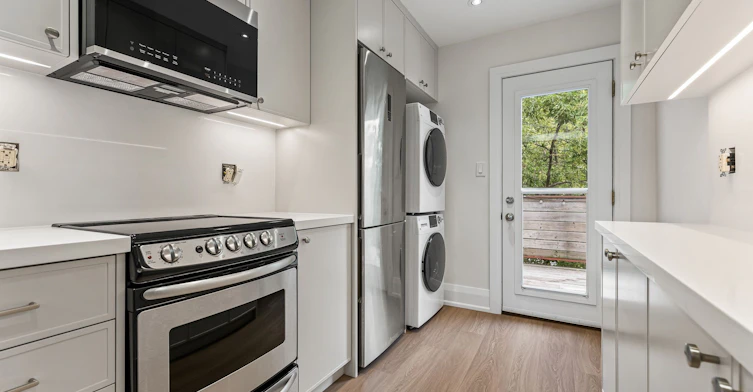 Upper-229 Kingston Road, Toronto, ON, M4L 1T5 - 5