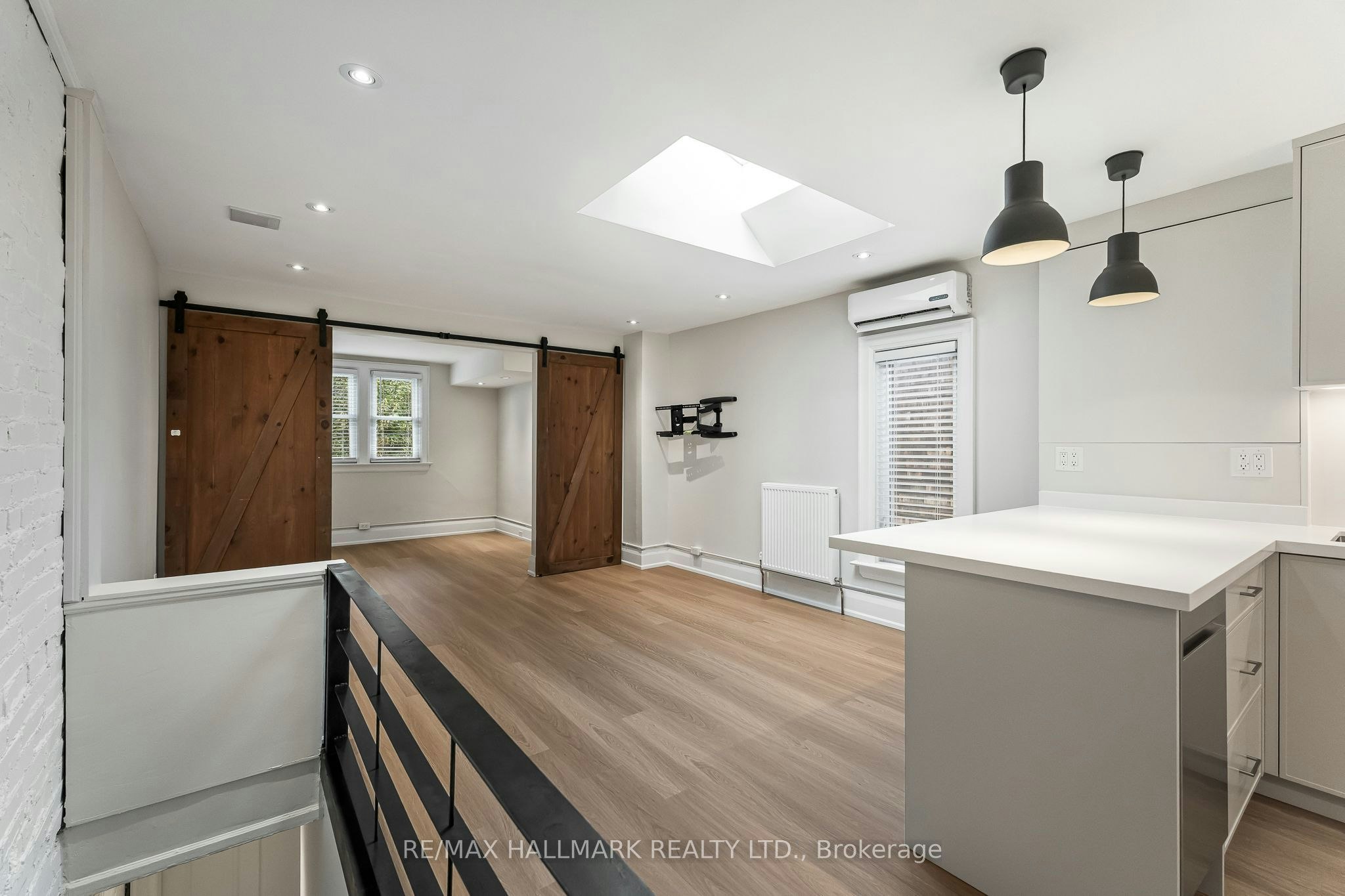 Upper-229 Kingston Road, Toronto, ON, M4L 1T5 - 2