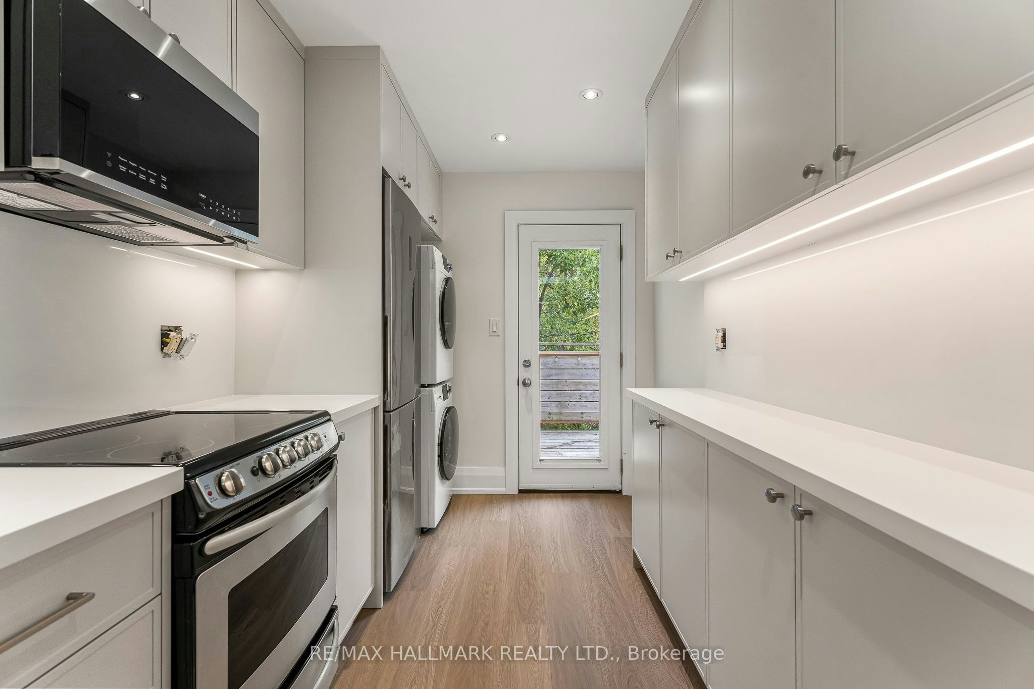 Upper-229 Kingston Road, Toronto, ON, M4L 1T5 - 6