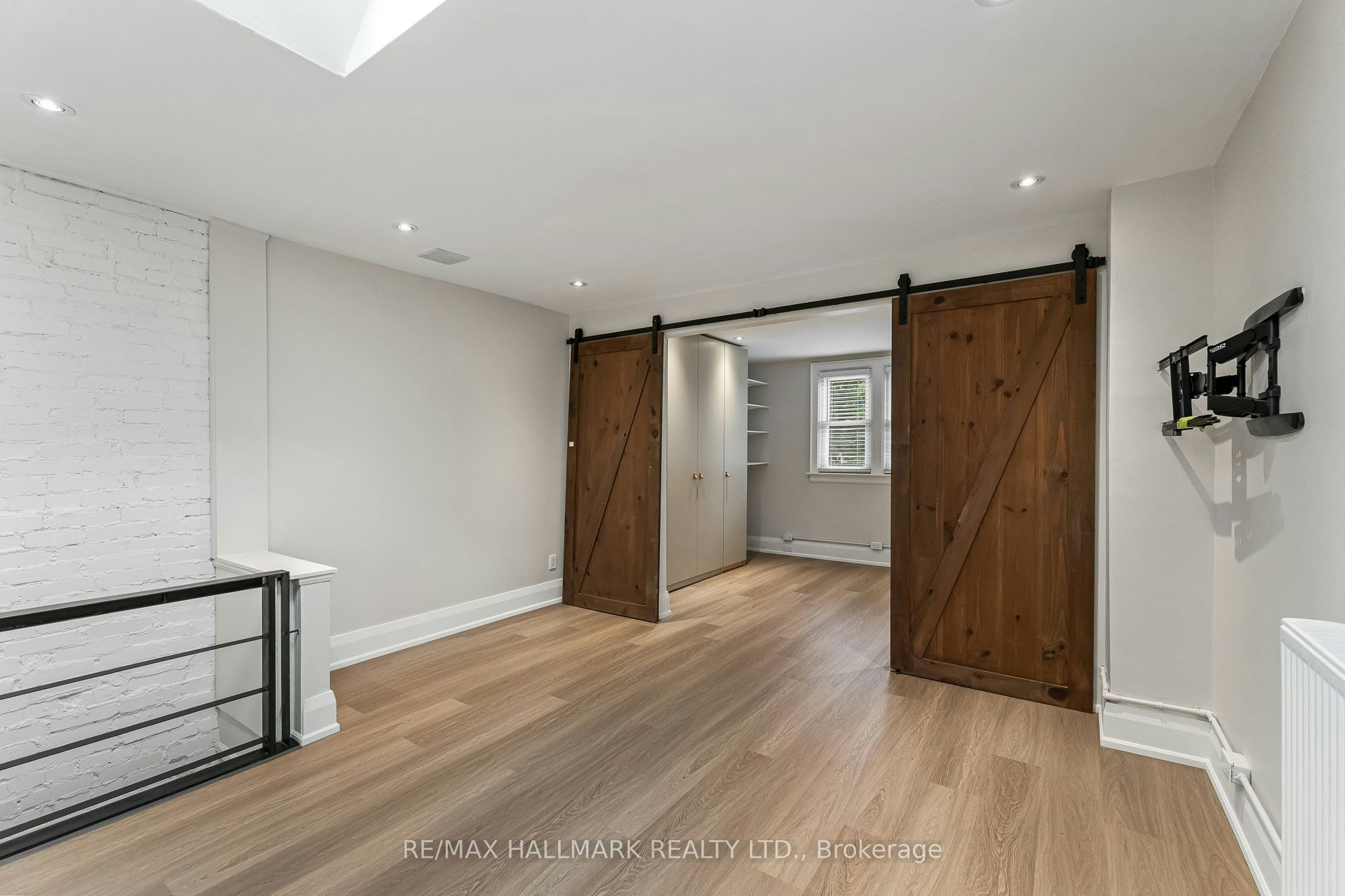 Upper-229 Kingston Road, Toronto, ON, M4L 1T5 - 11