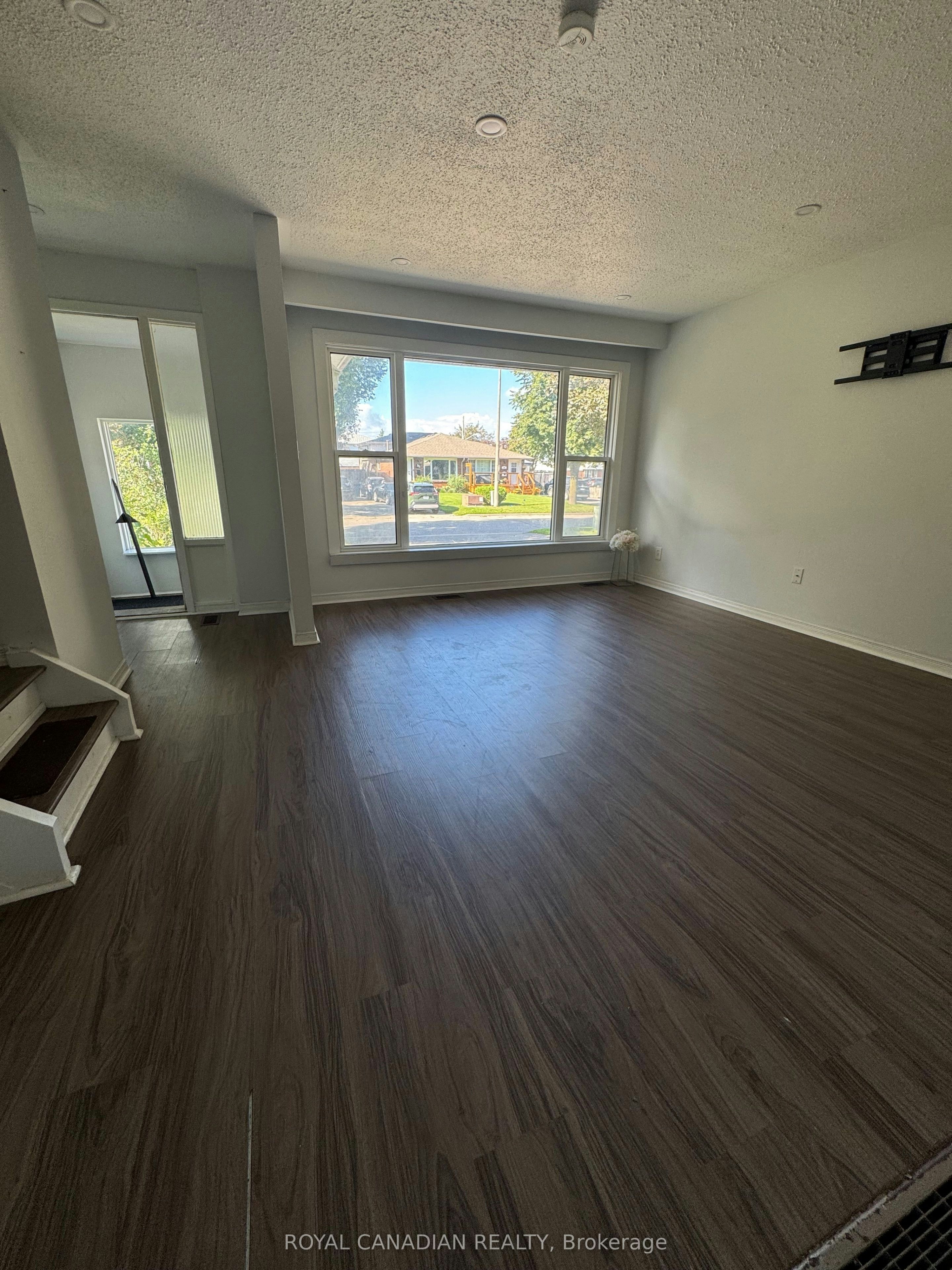 Upper-357 Durham Court, Oshawa, ON, L1J 1W8 - 5