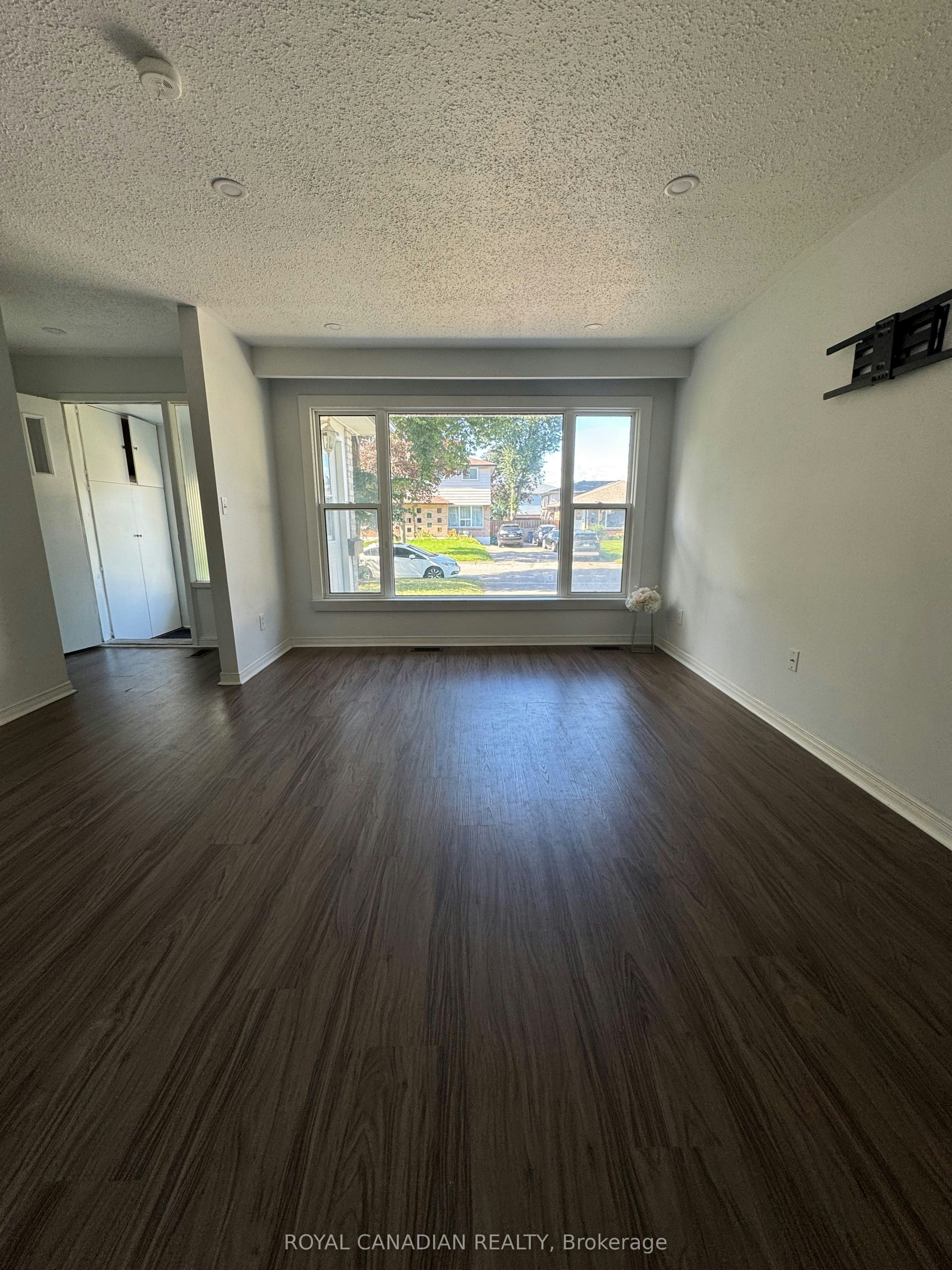 Upper-357 Durham Court, Oshawa, ON, L1J 1W8 - 6