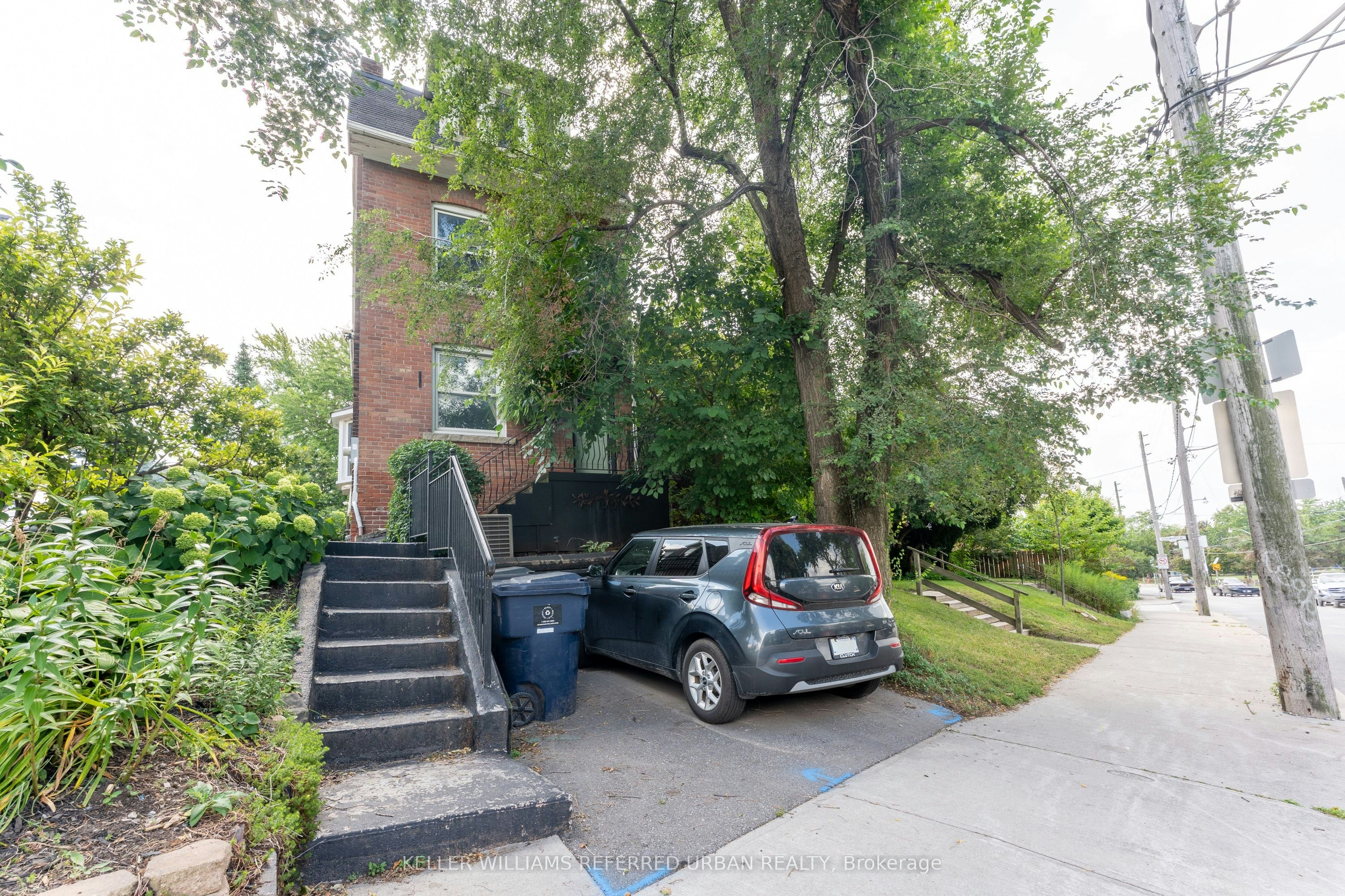 Upper-431 Kingston Road, Toronto, ON, M4L 1V2