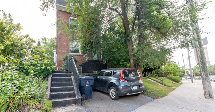 Upper-431 Kingston Road, Toronto, ON, M4L 1V2