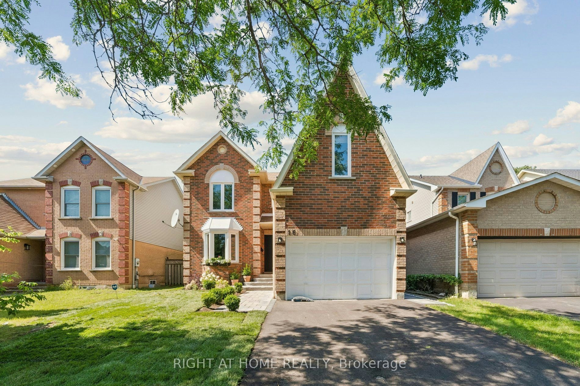 16 Ian Fleming Crescent, Whitby, ON, L1R 2E2