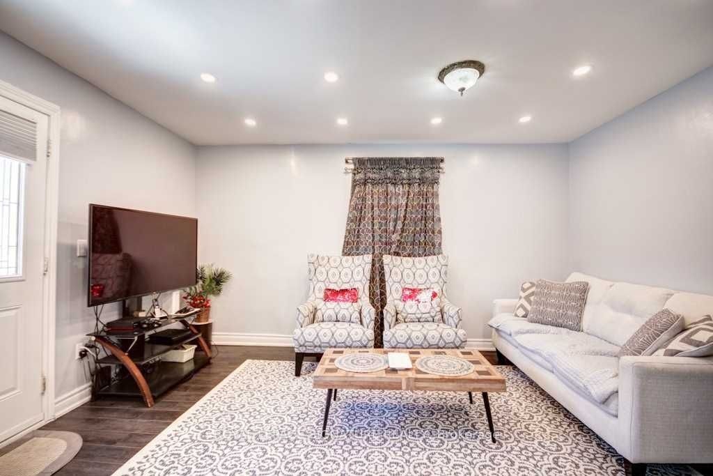 Main-111 Ellington Drive, Toronto, ON, M1R 3Y2 - 11