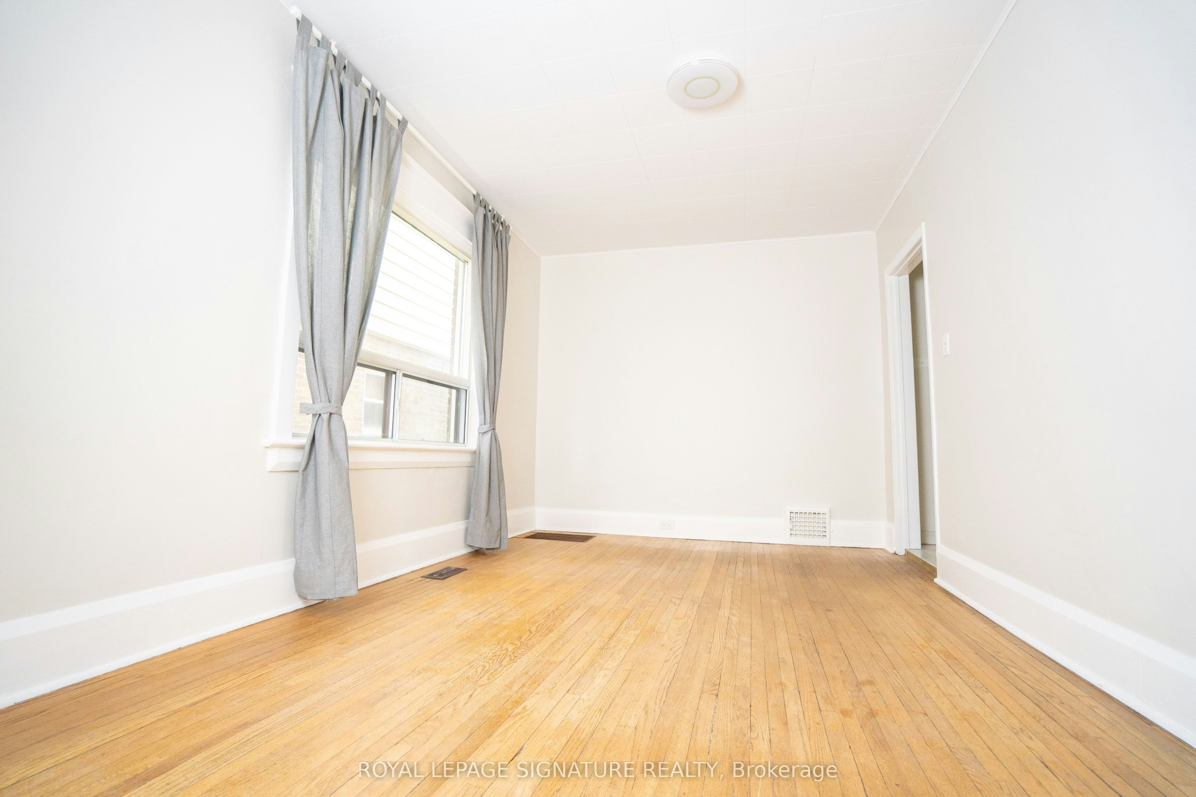 Upper-393 Milverton Boulevard, Toronto, ON, M4J 1W1 - 4
