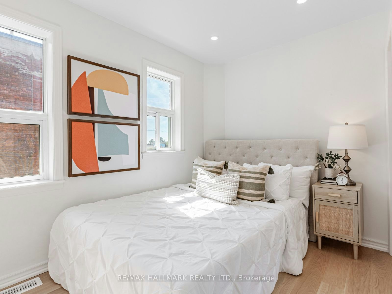 Main-8 Redwood Avenue, Toronto, ON, M4L 2S6 - 17