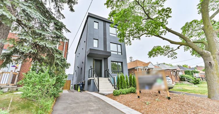 2-2420 Gerrard Street E, Toronto, ON, M4E 2E9