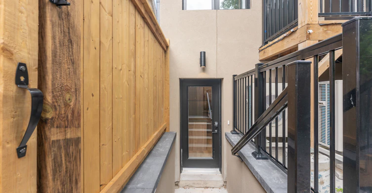 1-352 Jones Avenue, Toronto, ON, M4J 3G3 - 4