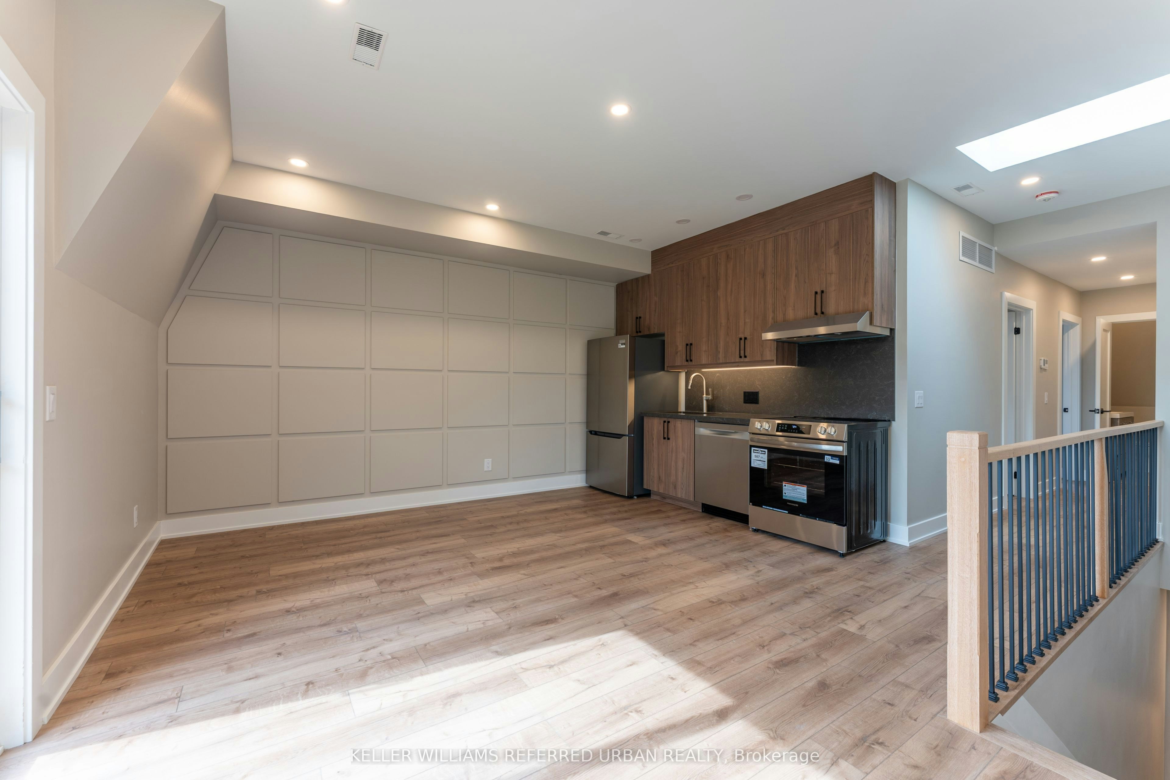 4-352 Jones Avenue, Toronto, ON, M4J 3G3