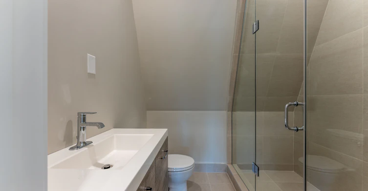 4-352 Jones Avenue, Toronto, ON, M4J 3G3 - 9
