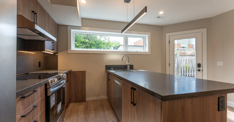 5-352 Jones Avenue, Toronto, ON, M4J 3G3 - 5