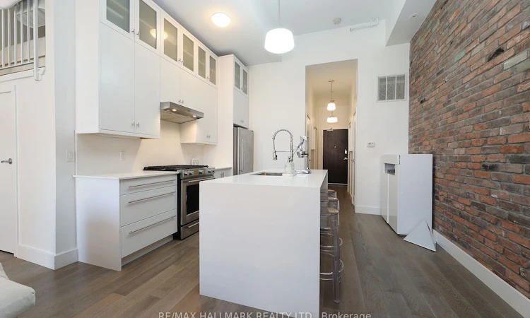 204-1842 Queen Street E