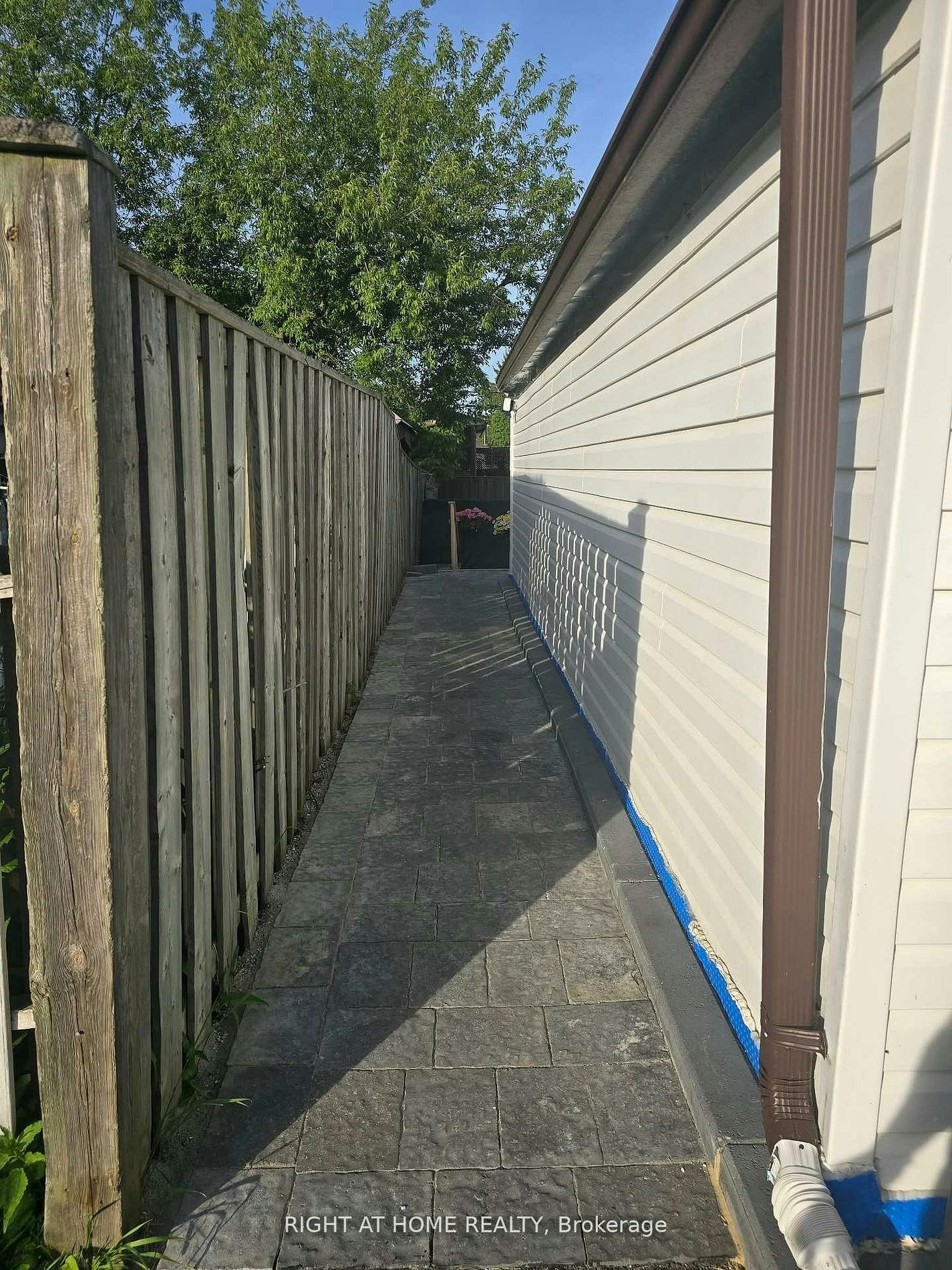 869 Grenoble Boulevard E, Pickering, ON, L1W 1T7 - 2