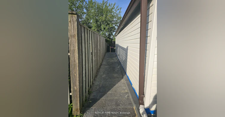 869 Grenoble Boulevard E, Pickering, ON, L1W 1T7 - 2