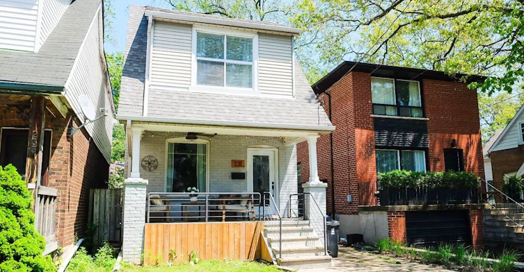 231 Chisholm Avenue, Toronto, ON, M4C 4V9