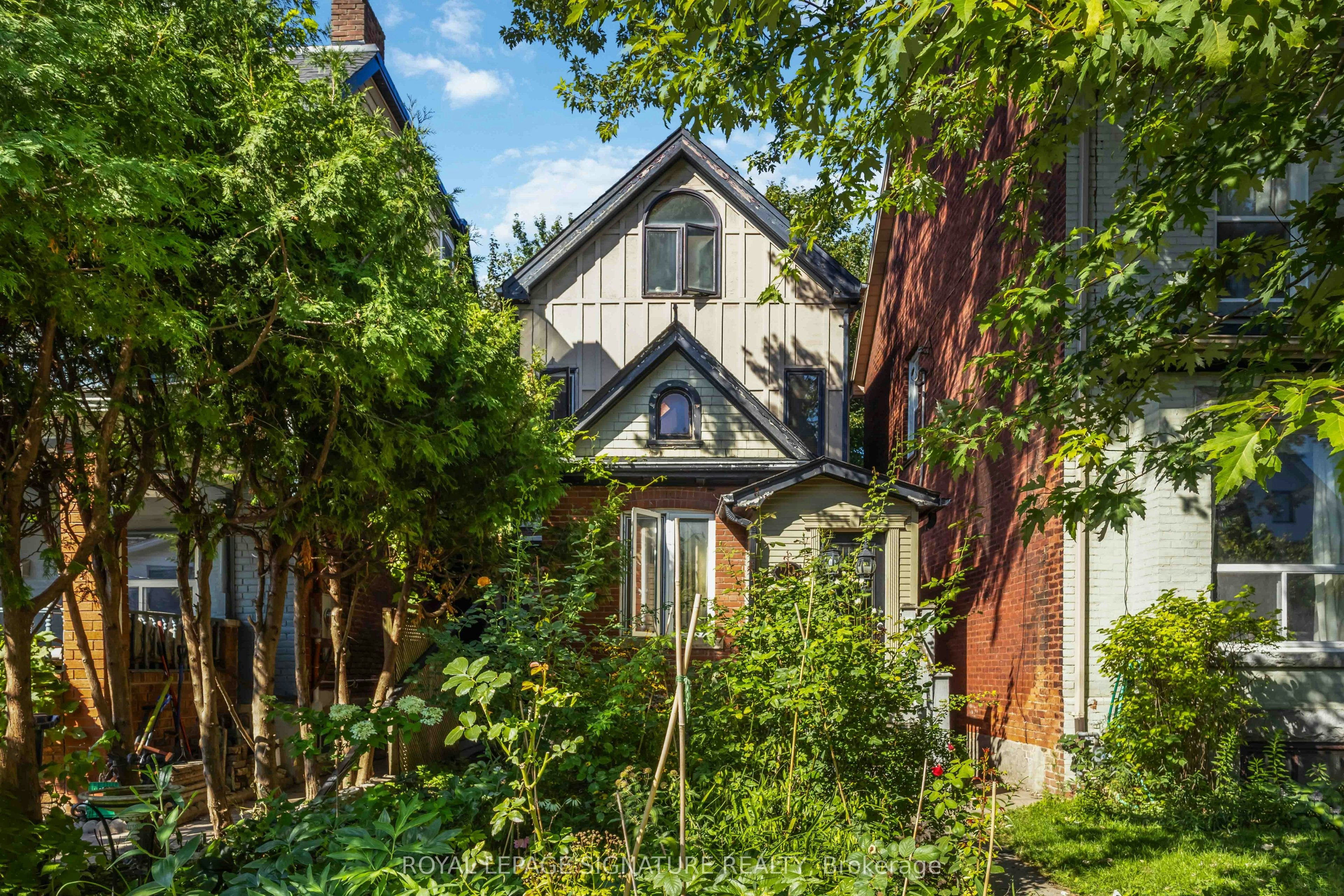 Main-22 Curzon Street E, Toronto, ON, M4M 3B4