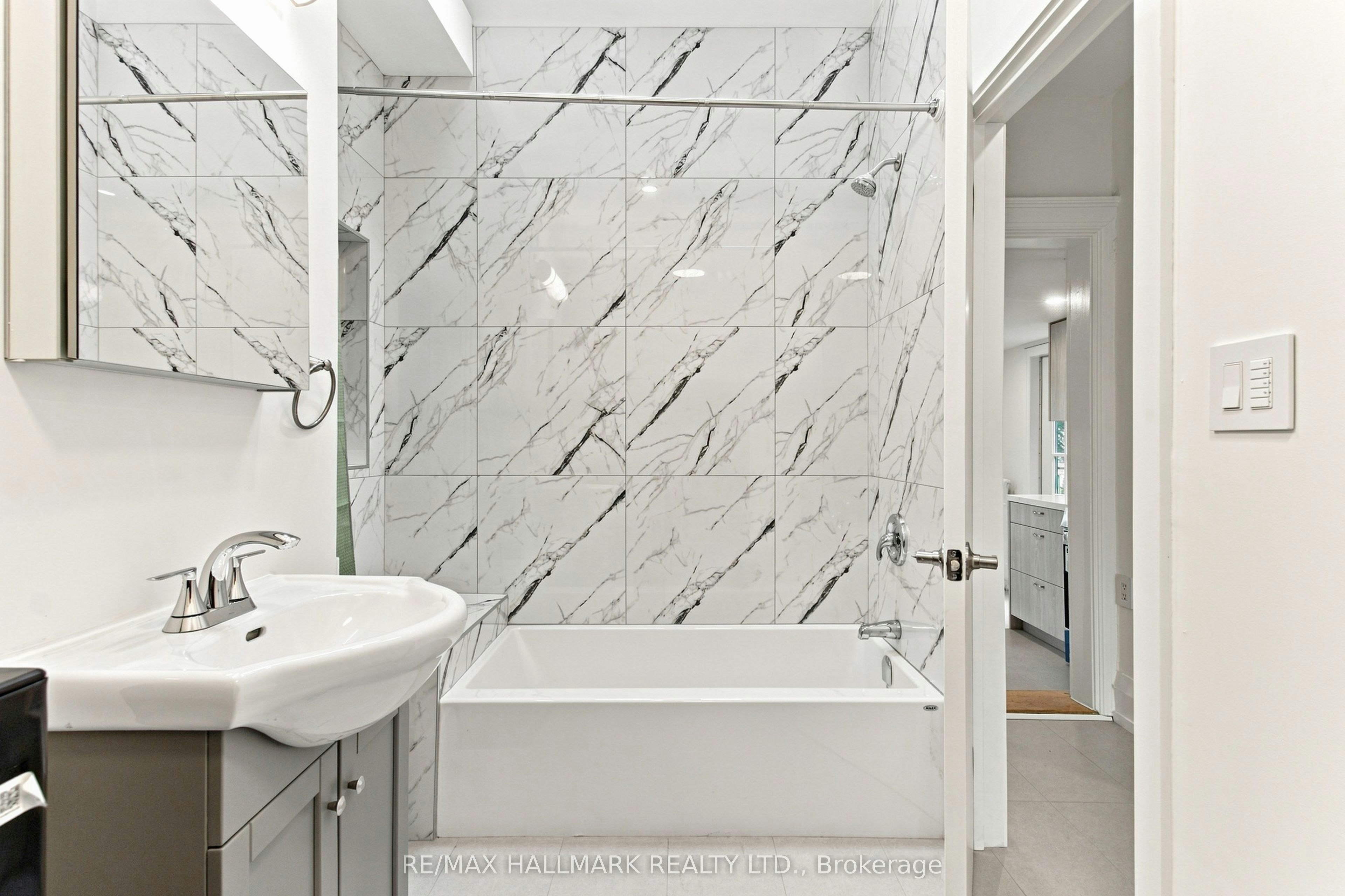 Upper-553 Broadview Avenue, Toronto, ON, M4K 2N7 - 7