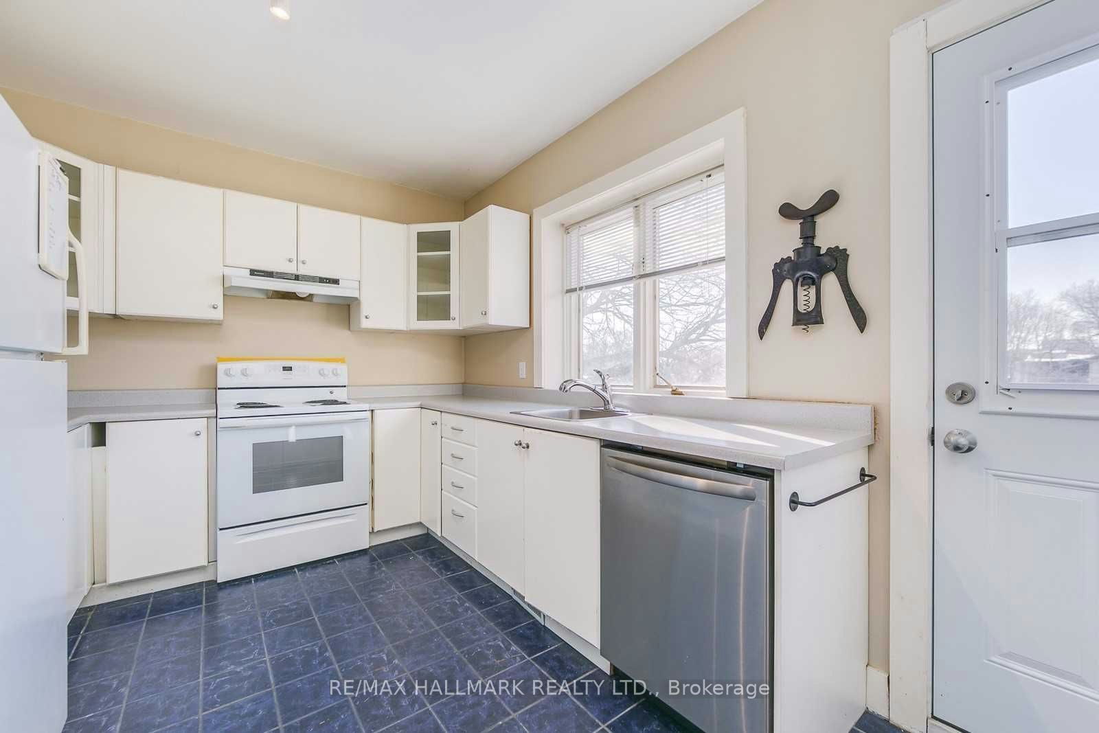 Upper-6 Prust Avenue, Toronto, ON, M4L 2M8 - 8