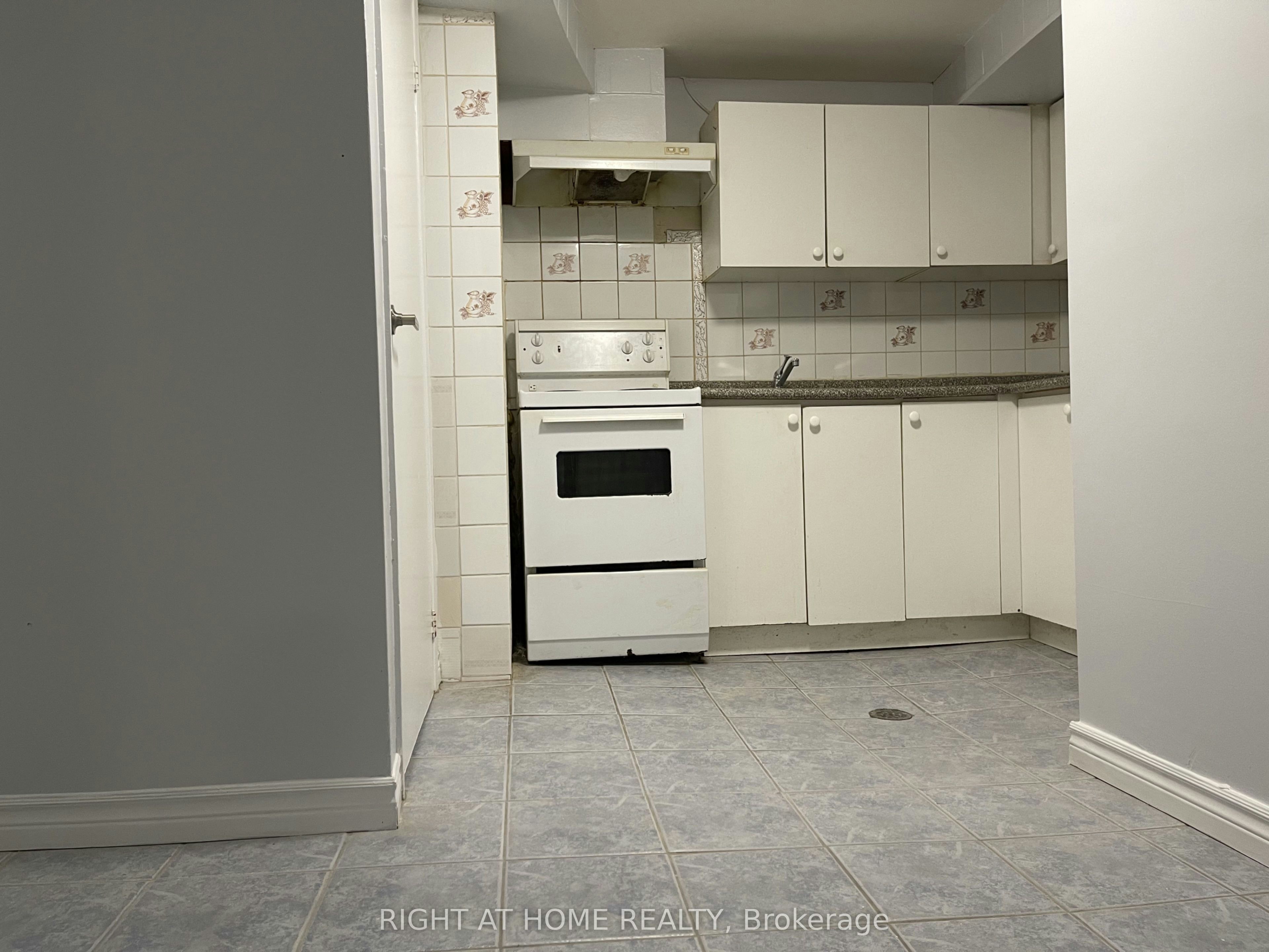 Lower-12 Quarry Court, Toronto, ON, M4J 5A7 - 2