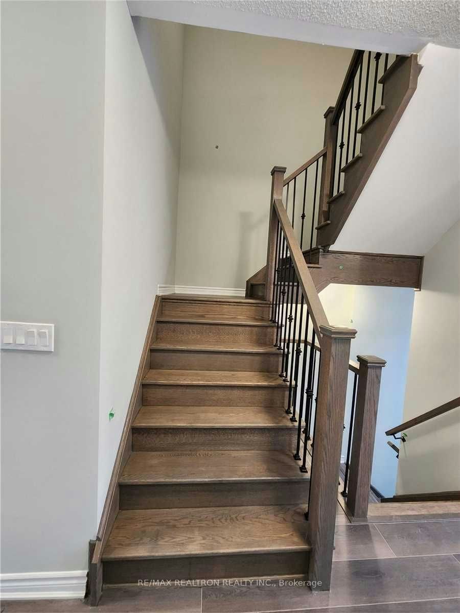 8 Royal Collection Way, Whitby, ON, L1P 0P1 - 11
