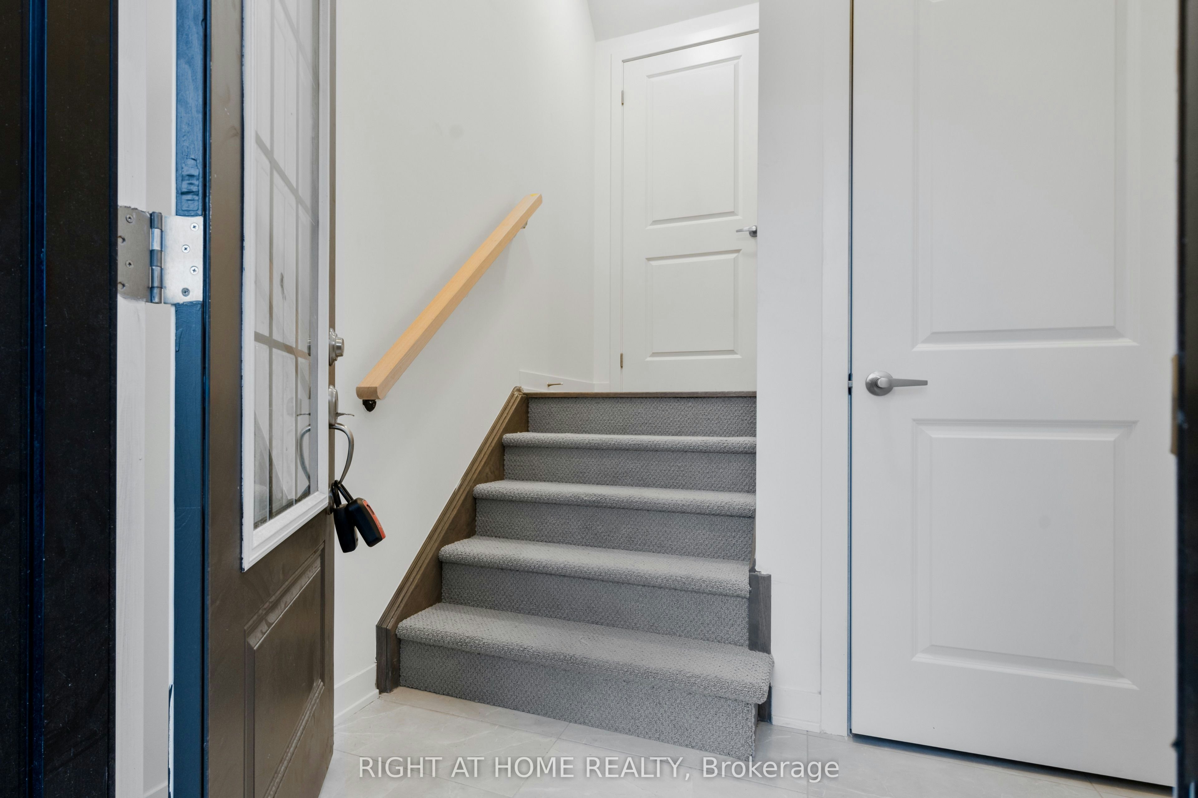 13 Selfridge Way, Whitby, ON, L1N 0N9 - 2
