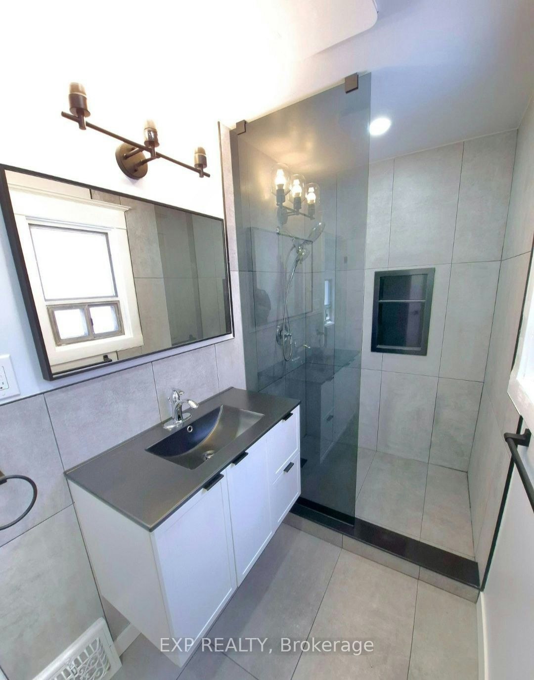 upper-137 Glenmore Road, Toronto, ON, M4L 3M2 - 4