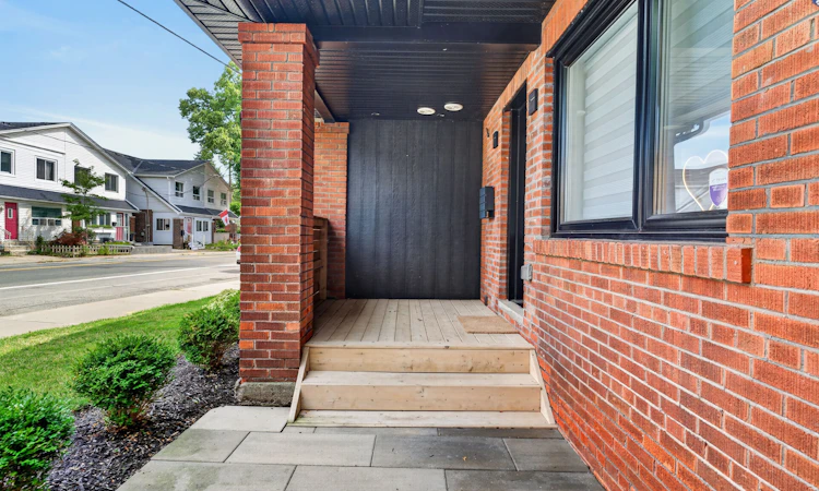 1709 Dundas Street E