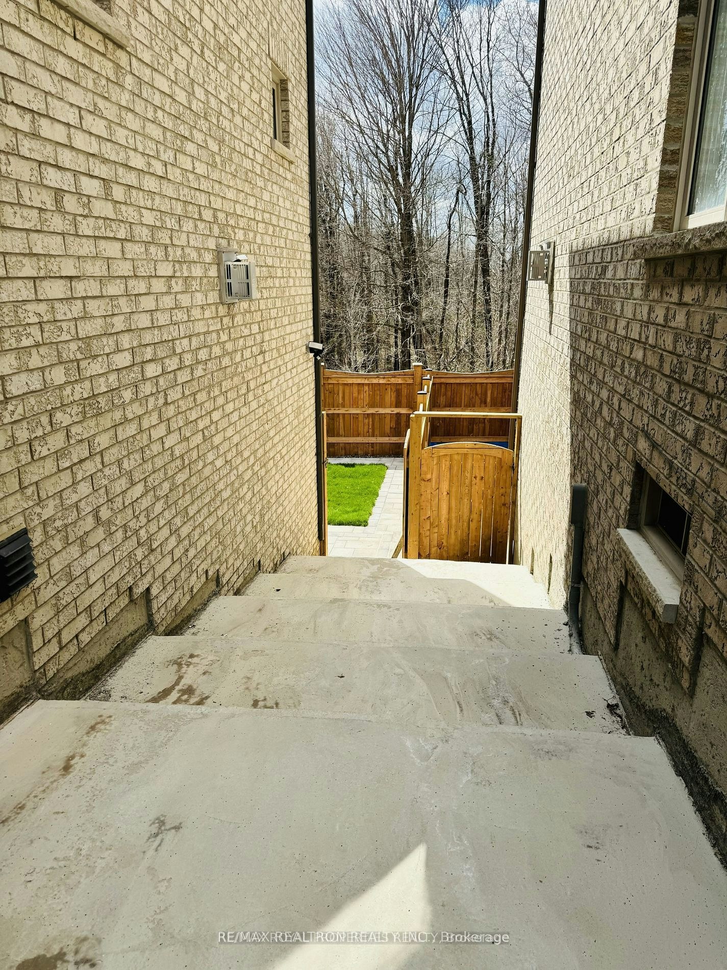 105 Auckland Drive, Whitby, ON, L1P 0J4 - 9