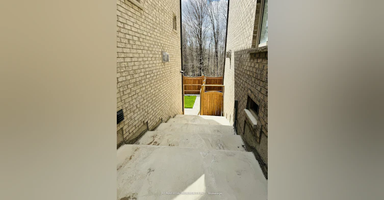 105 Auckland Drive, Whitby, ON, L1P 0J4 - 9