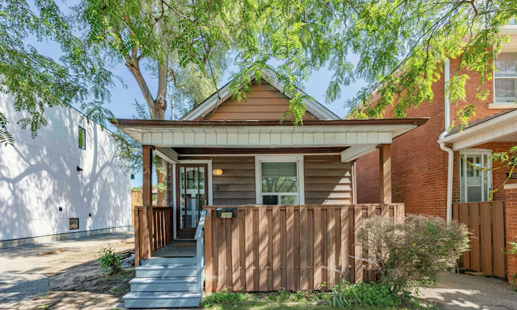 201 Linsmore Crescent