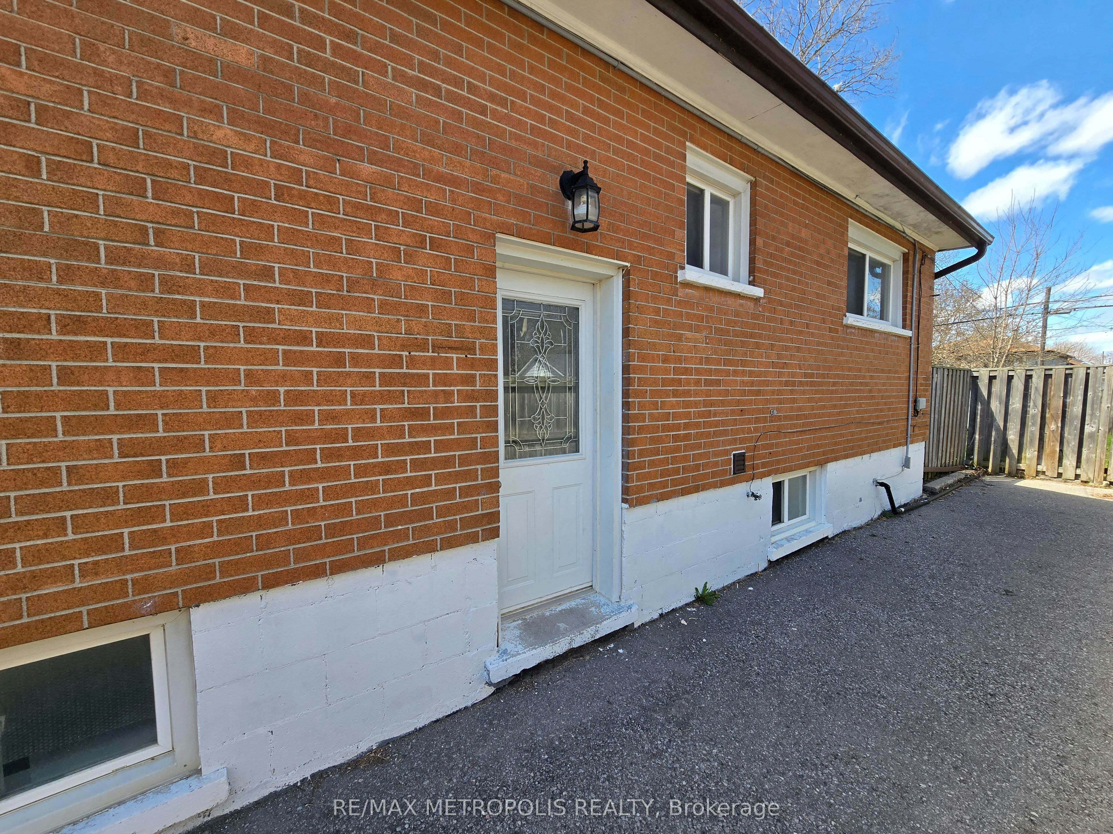 BSMT-238 Toronto Avenue, Oshawa, ON, L1H 3C1