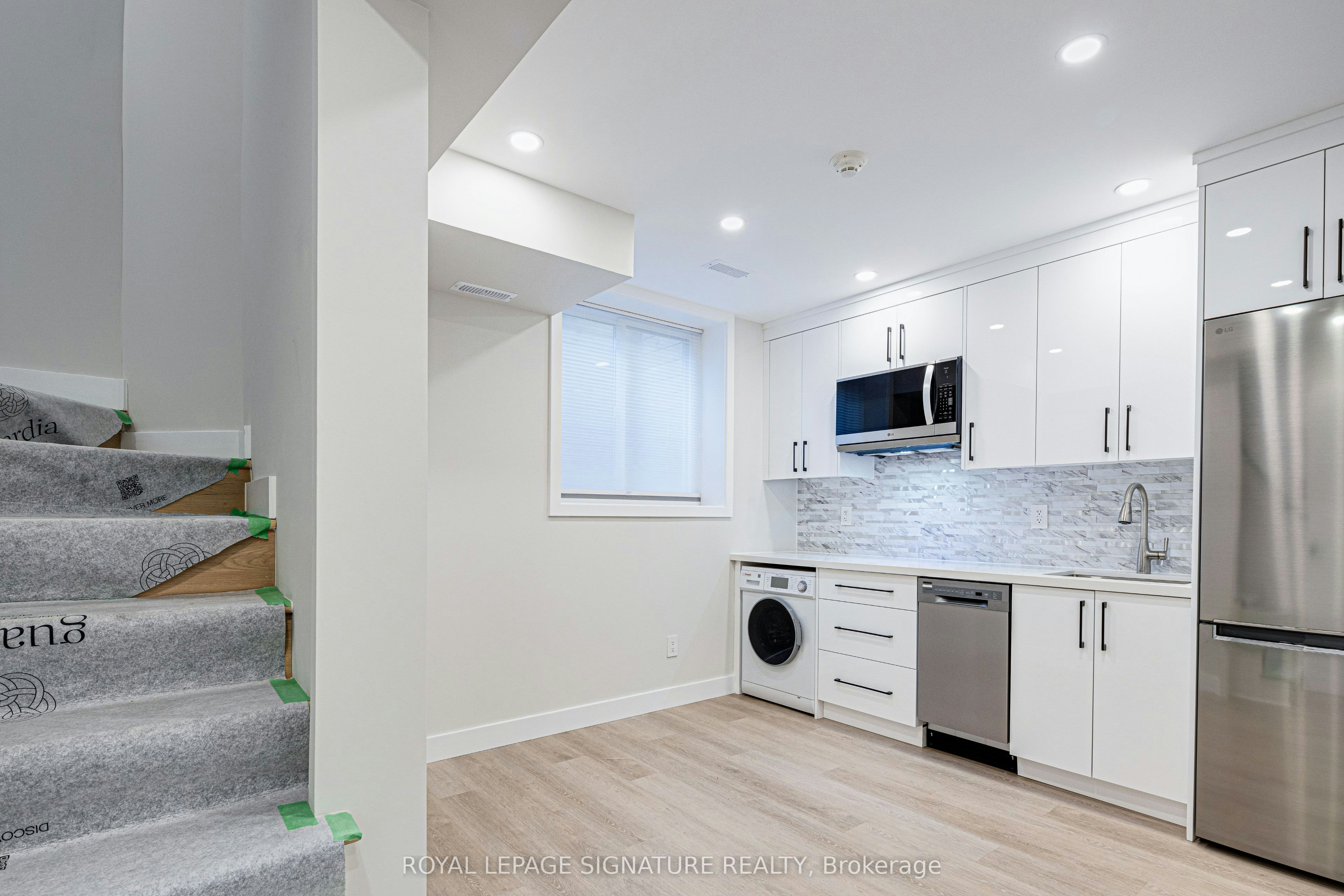Lower-20 Kewbeach Avenue, Toronto, ON, M4L 1B7 - 7