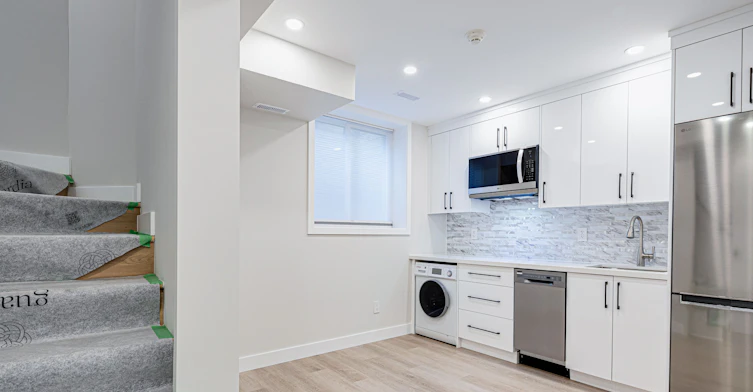 Lower-20 Kewbeach Avenue, Toronto, ON, M4L 1B7 - 7