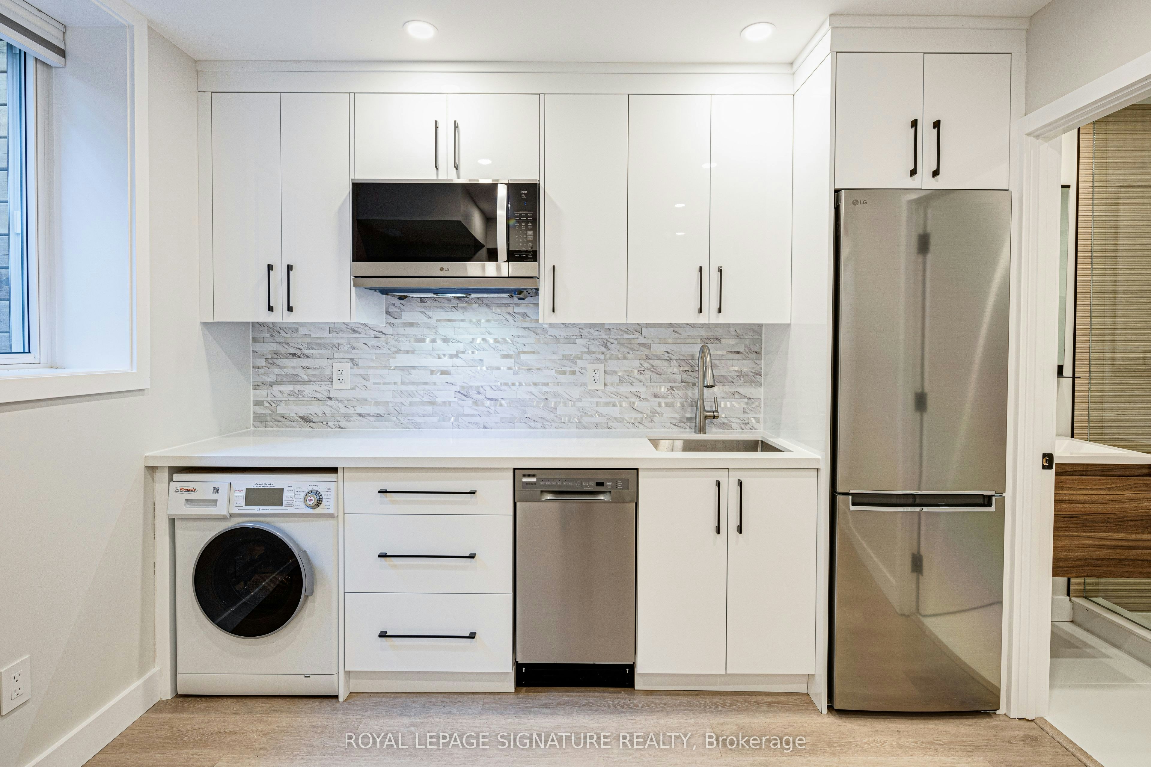 Lower-20 Kewbeach Avenue, Toronto, ON, M4L 1B7 - 3