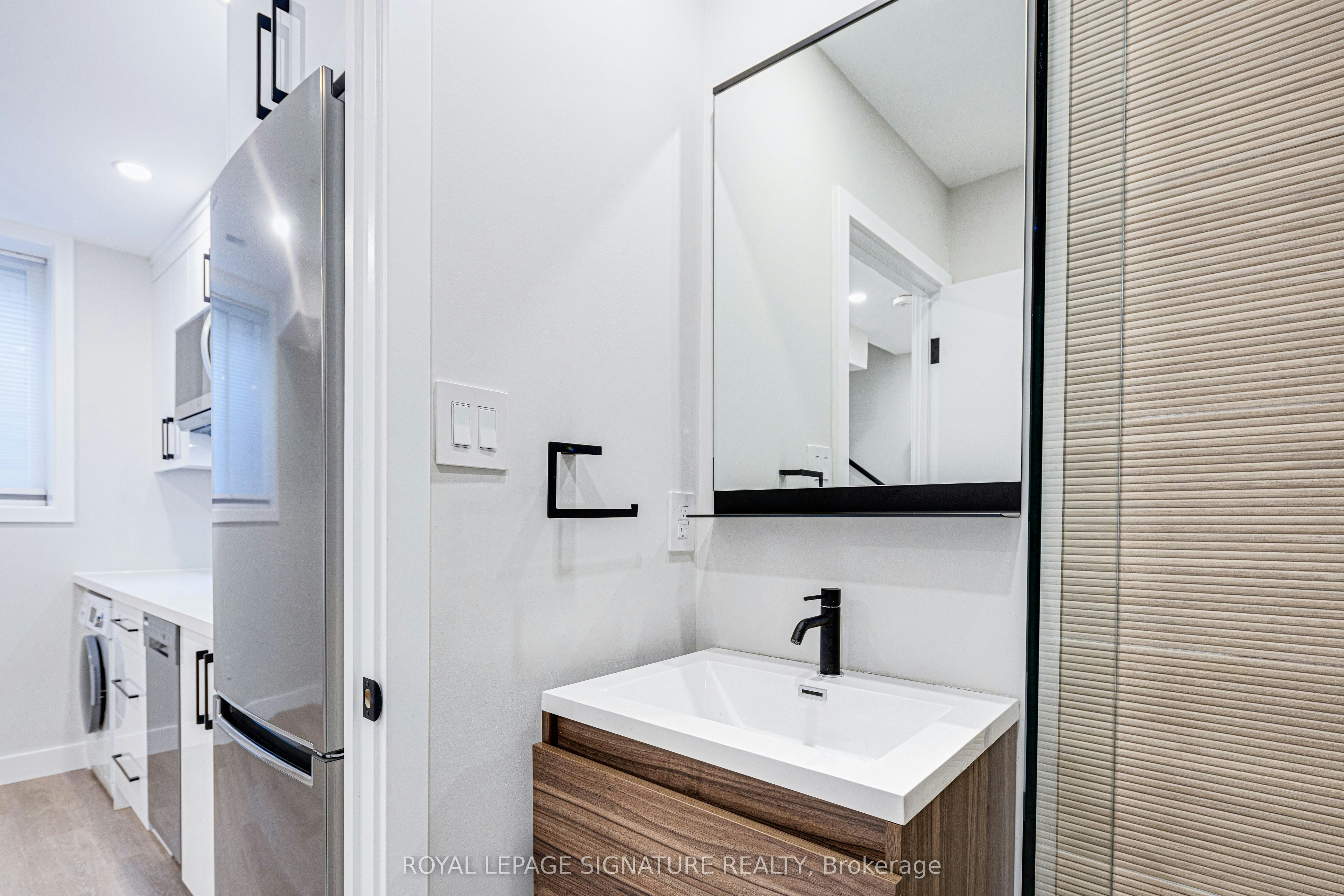 Lower-20 Kewbeach Avenue, Toronto, ON, M4L 1B7 - 6
