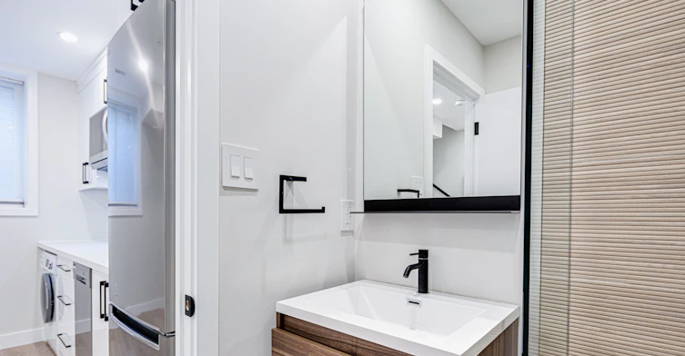Lower-20 Kewbeach Avenue, Toronto, ON, M4L 1B7 - 6