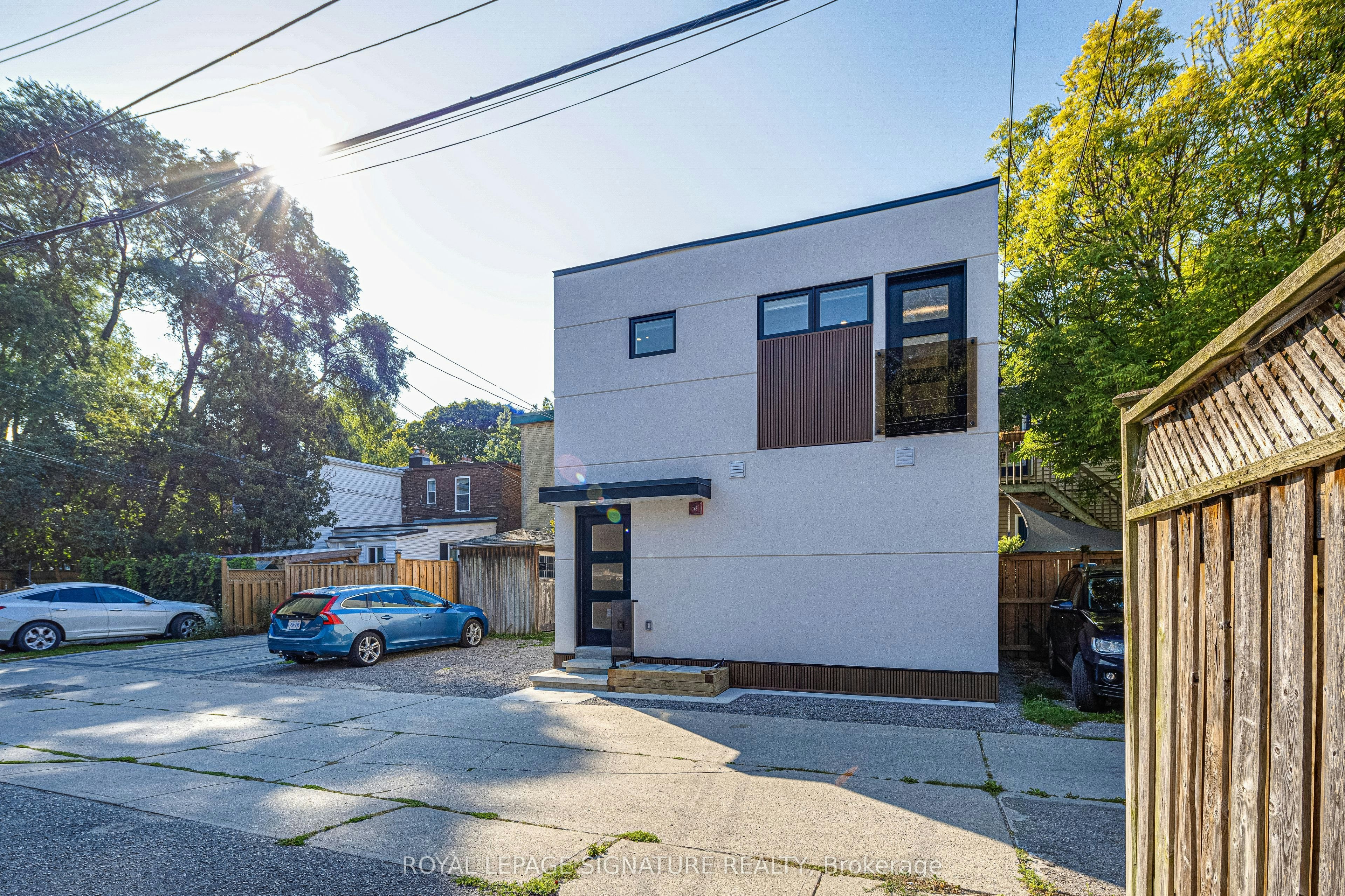 Lower-20 Kewbeach Avenue, Toronto, ON, M4L 1B7 - 11