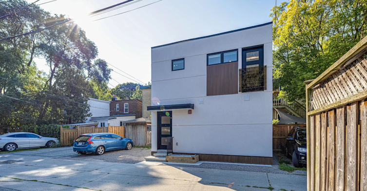 Lower-20 Kewbeach Avenue, Toronto, ON, M4L 1B7 - 11