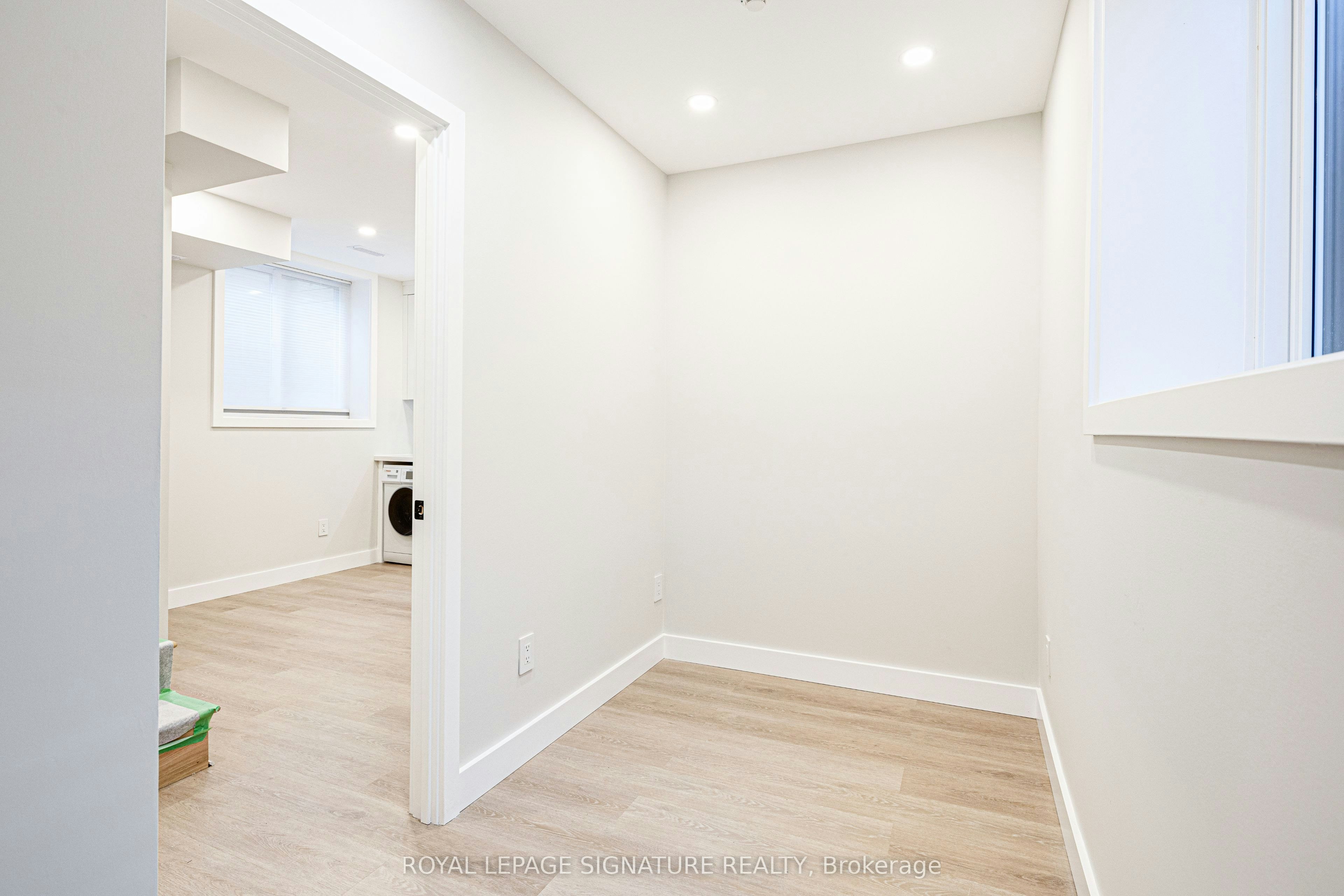 Lower-20 Kewbeach Avenue, Toronto, ON, M4L 1B7 - 8