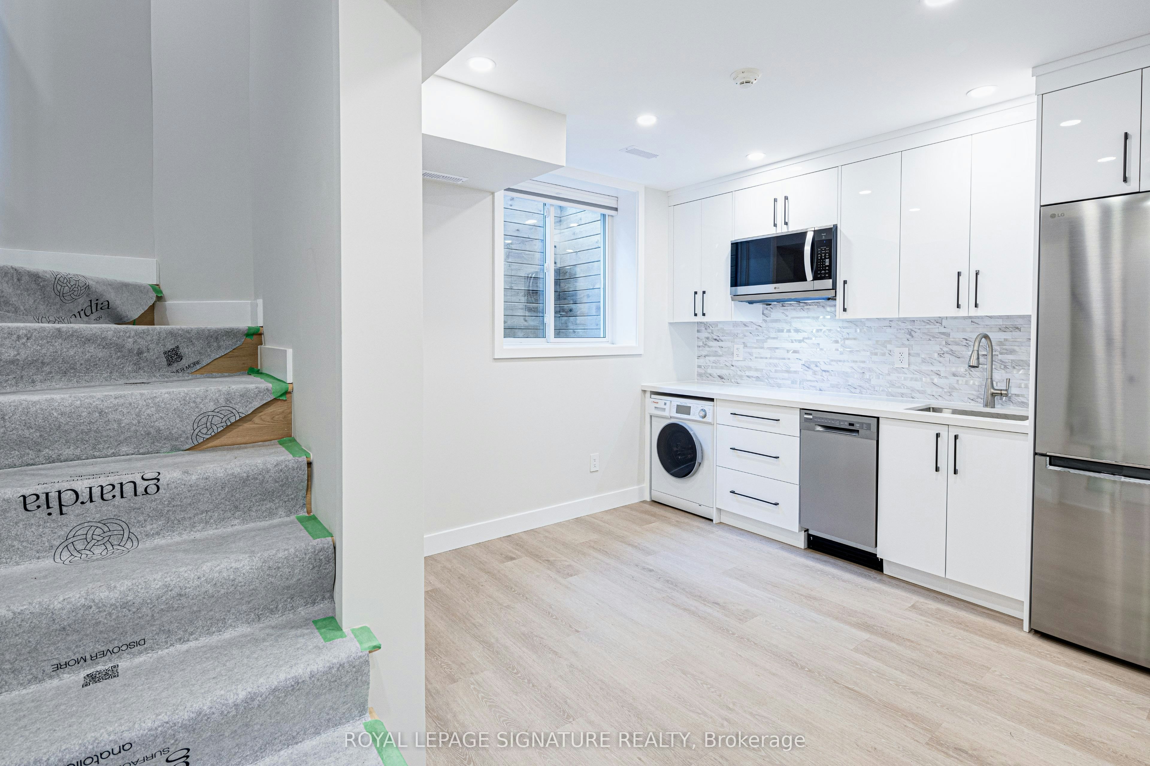 Lower-20 Kewbeach Avenue, Toronto, ON, M4L 1B7 - 2