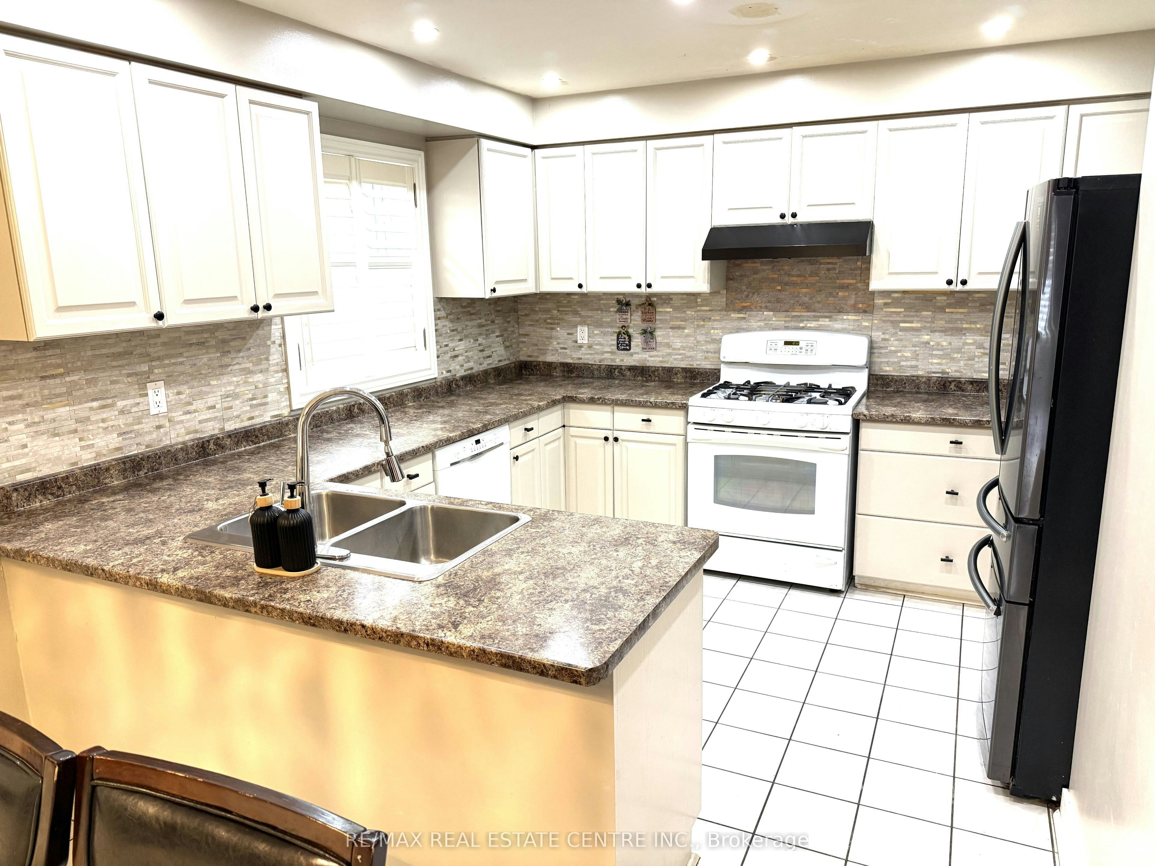 28 Mcivor Street, Whitby, ON, L1R 2L7 - 9