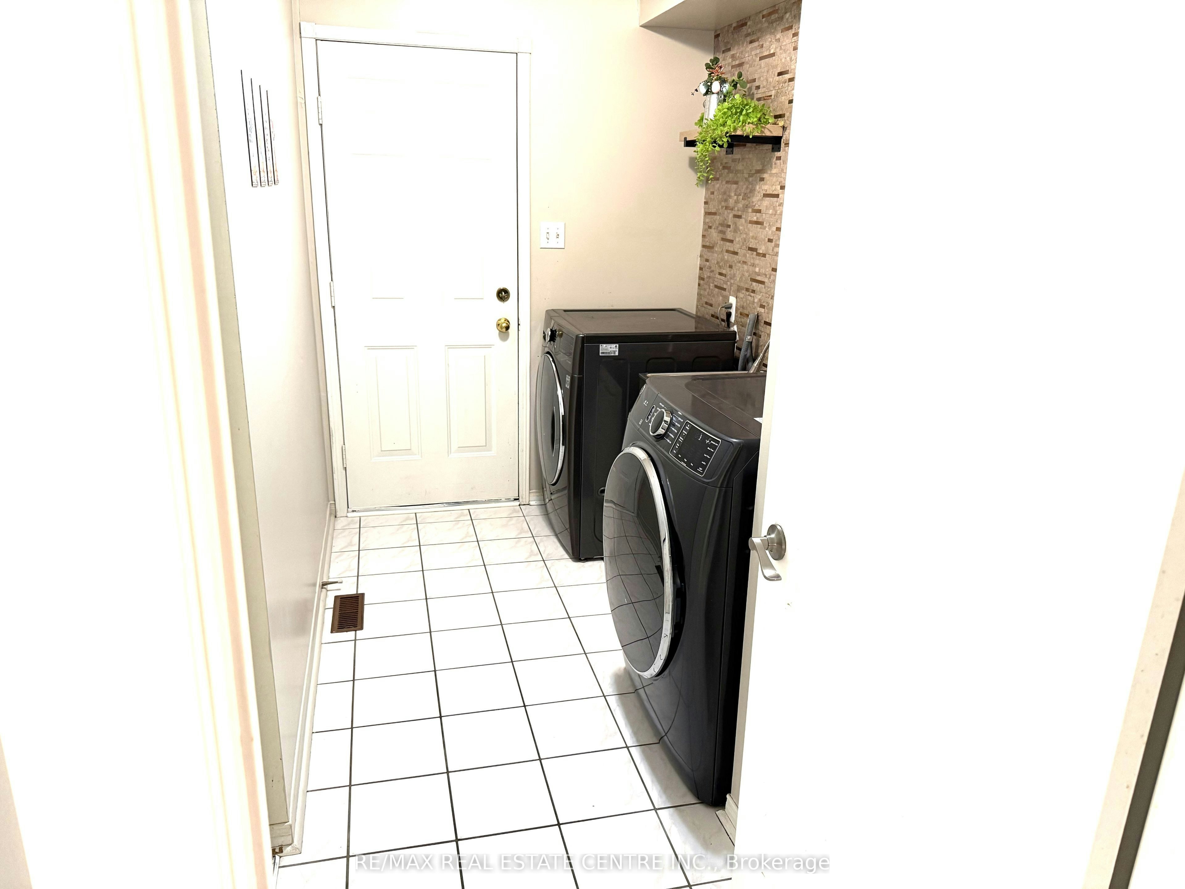 28 Mcivor Street, Whitby, ON, L1R 2L7 - 8